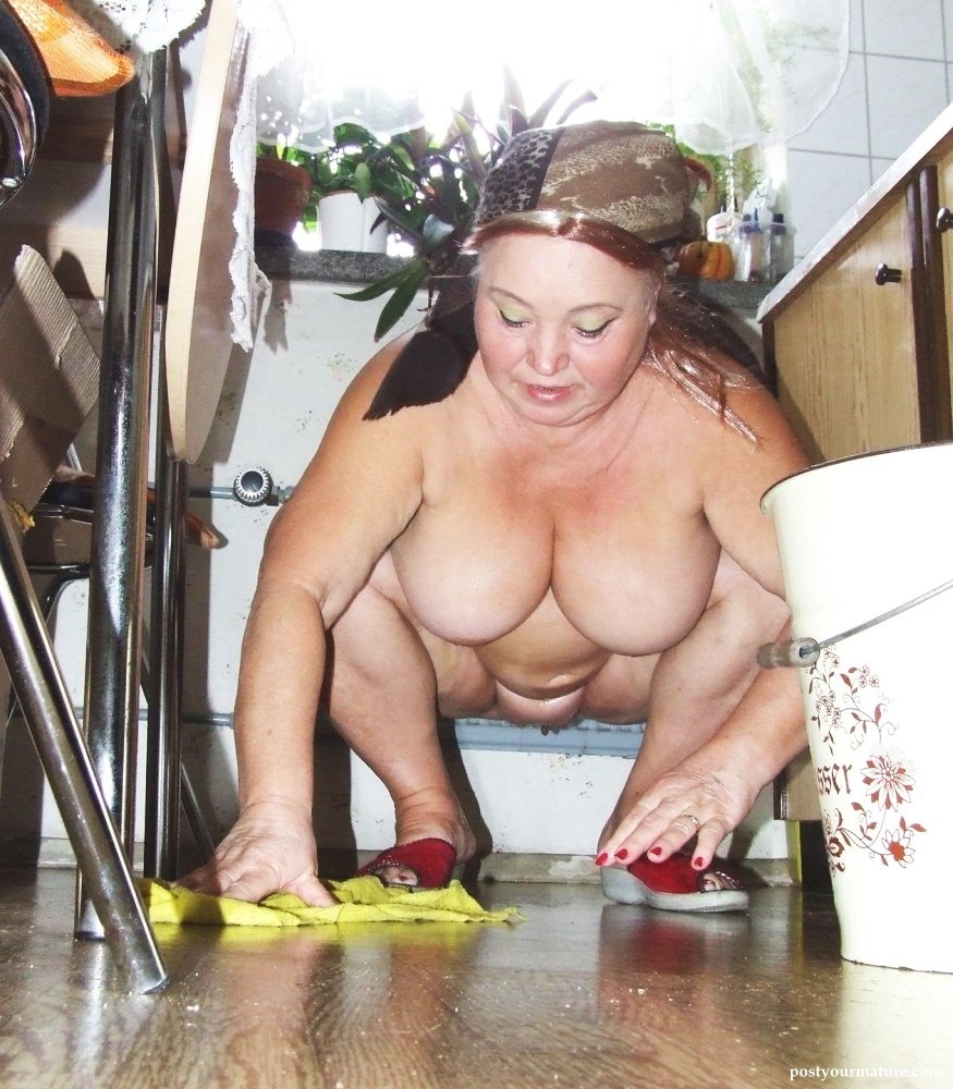Wife washes the floor without panties