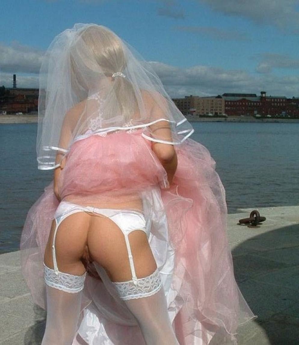 Bride without panties at the wedding