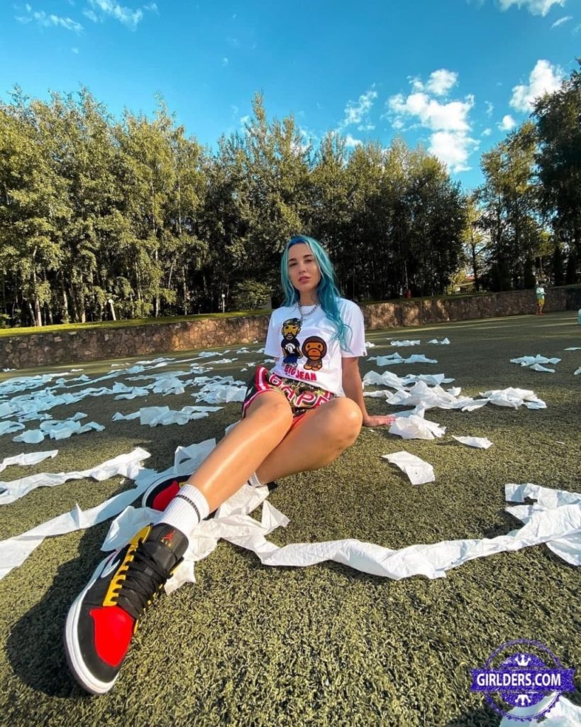 What is the name of the blue -haired porn actress