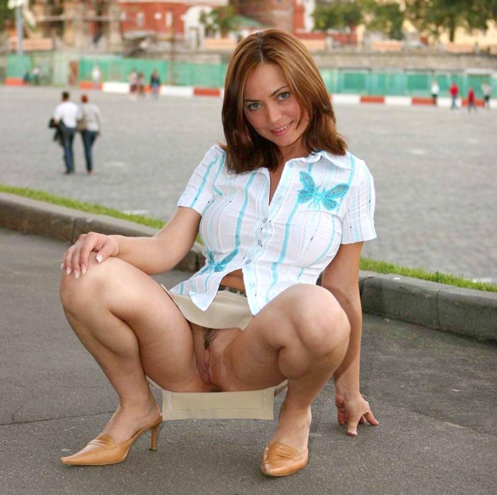 Barpowed girls without panties