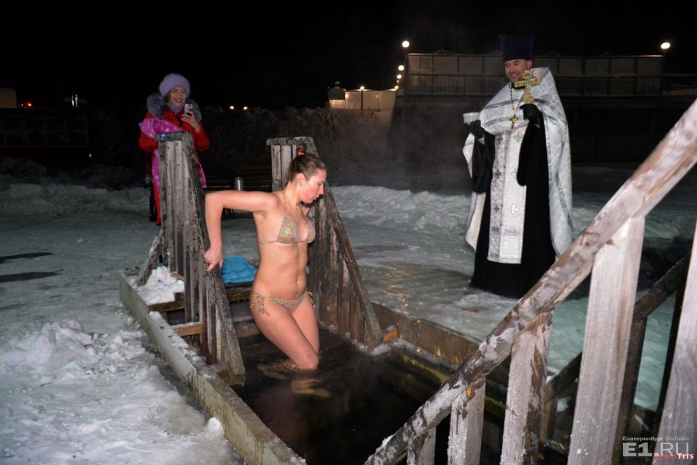 Naked girls bathed in the snow