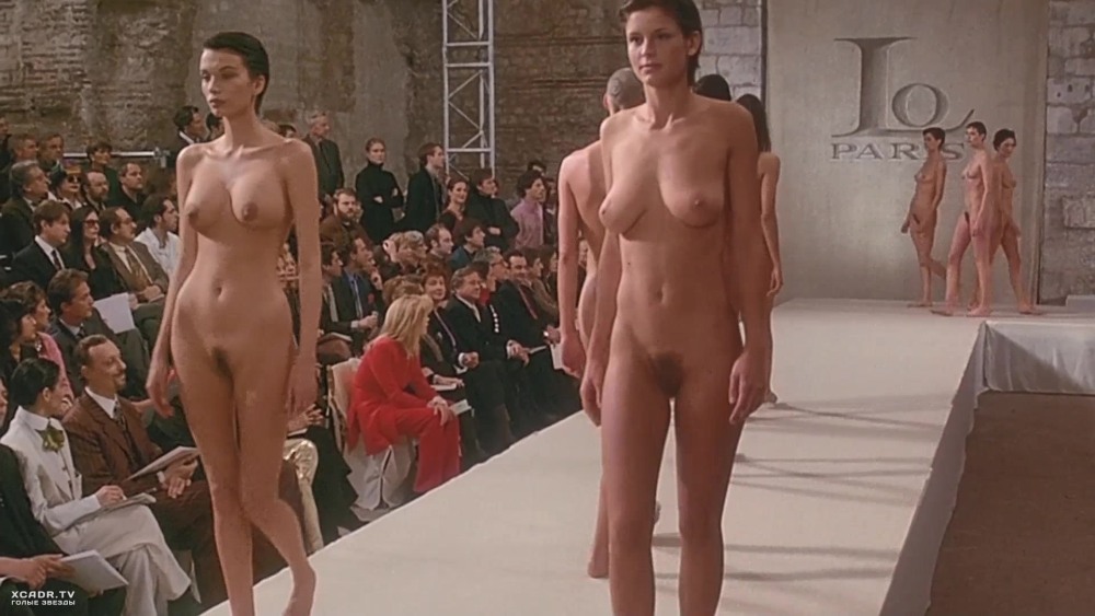 Walks on the catwalk naked