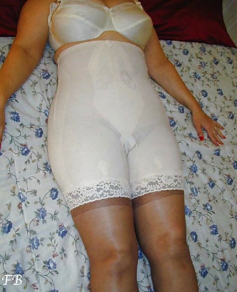 Women in Pantalones and Stockings