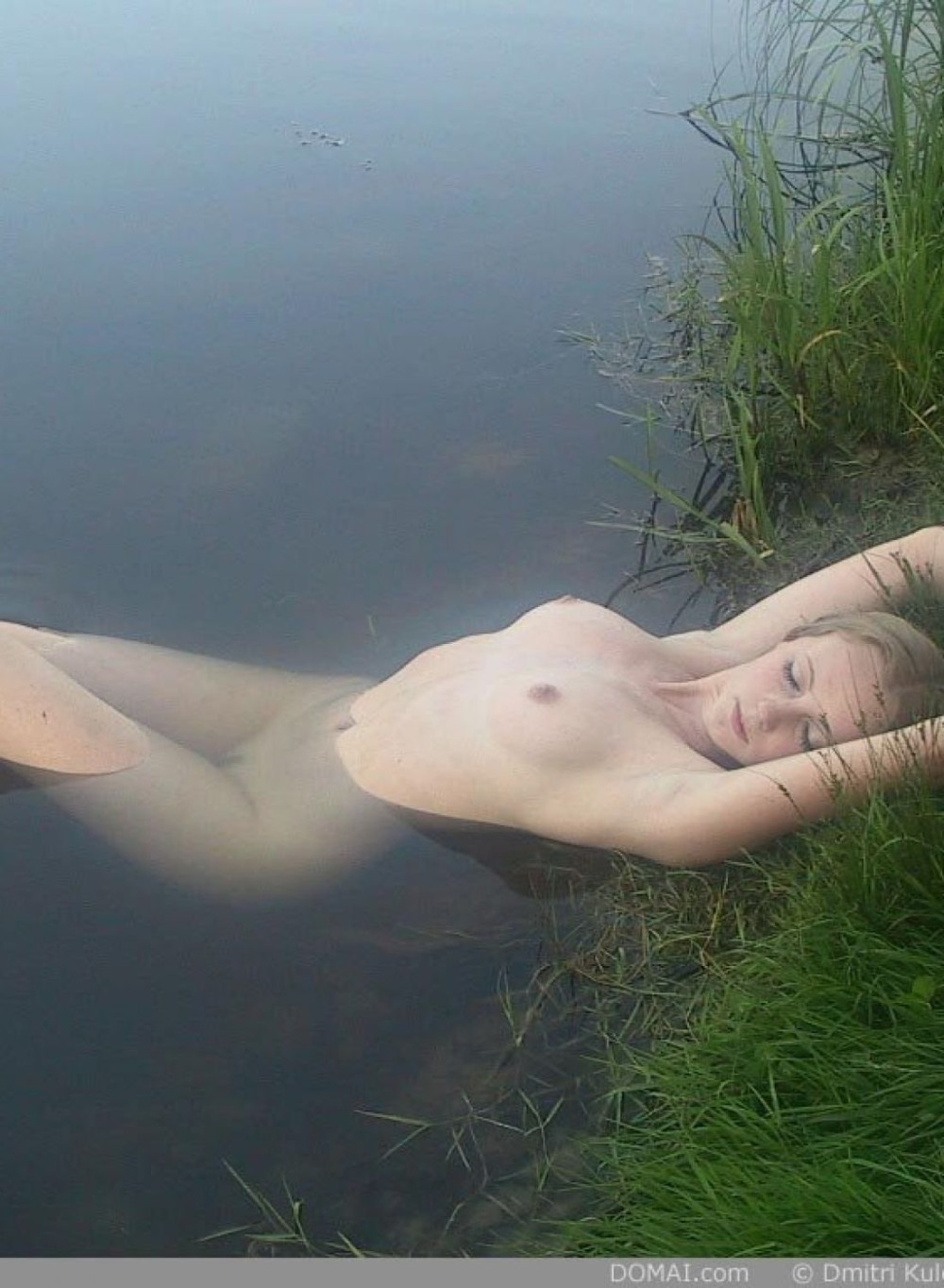 Naked women bathe in the pond
