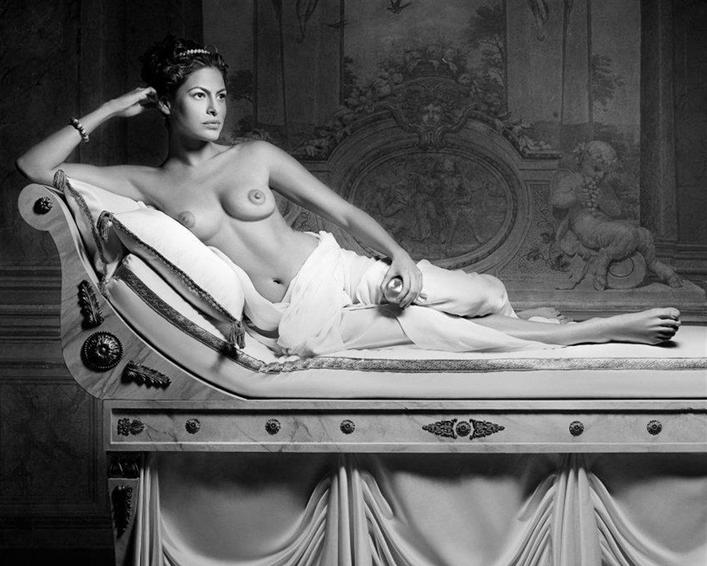 Naked actress Eva Mendes