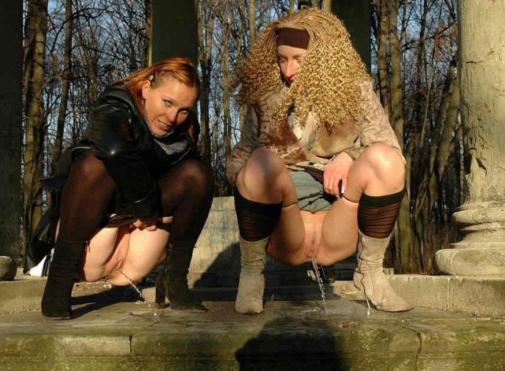 Street pissing girls