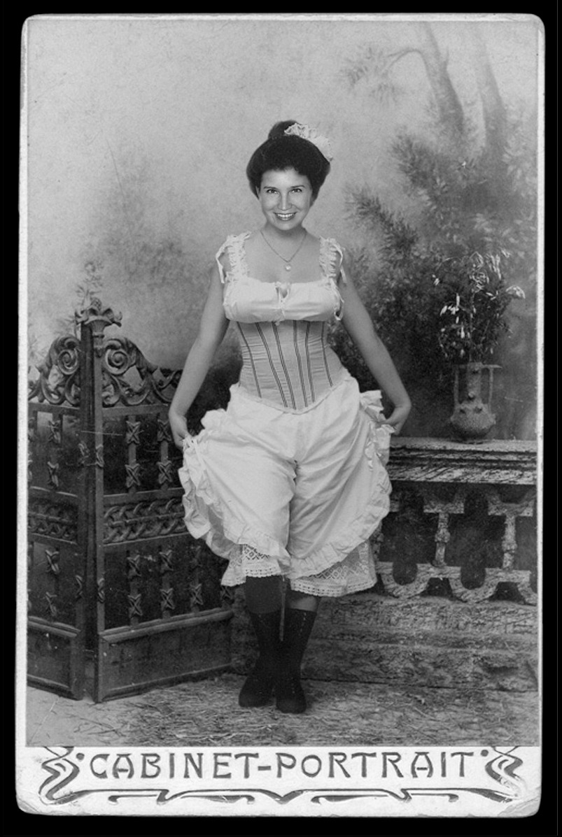 Nadine Yansen in Pantalons