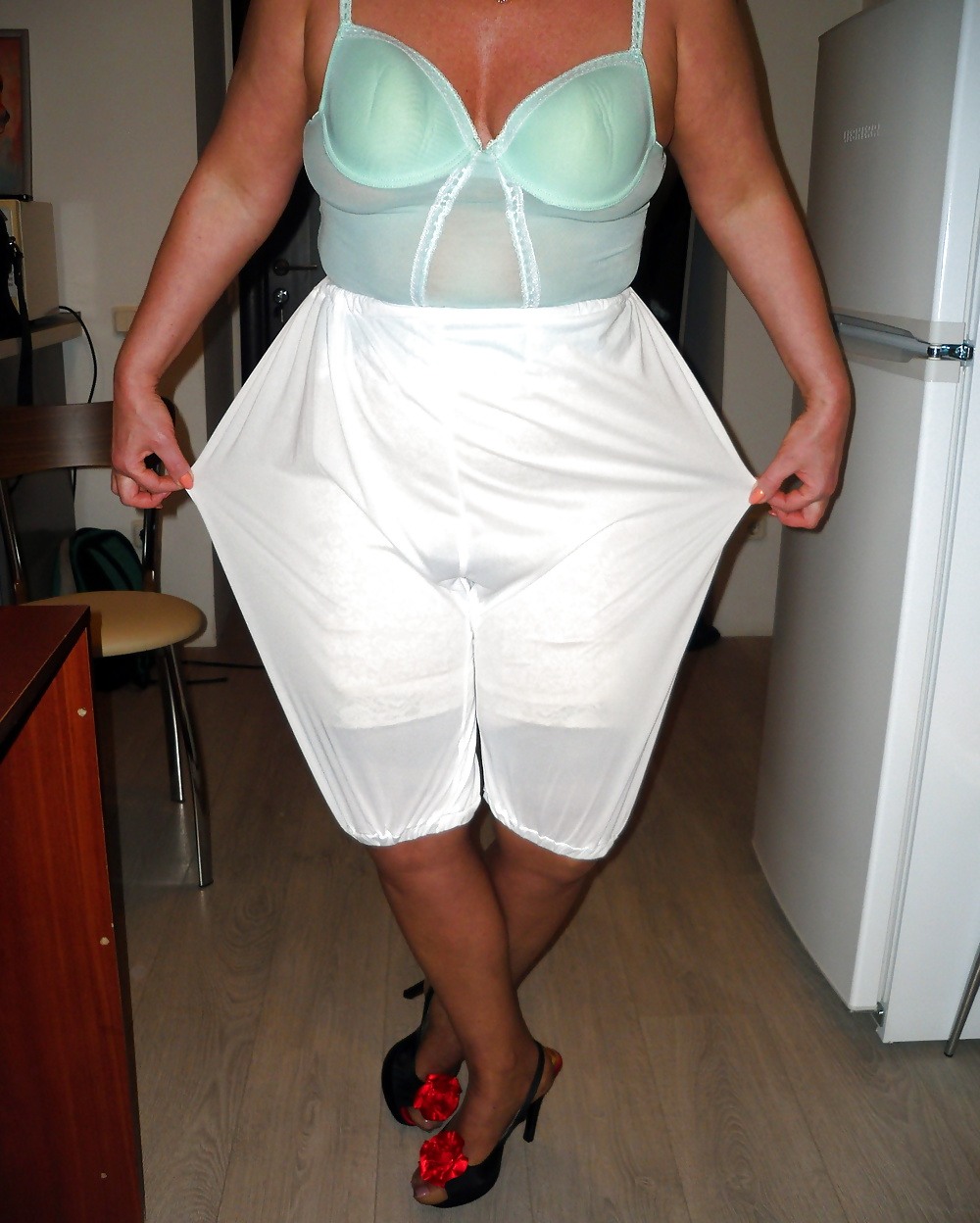 Older women in pantalons