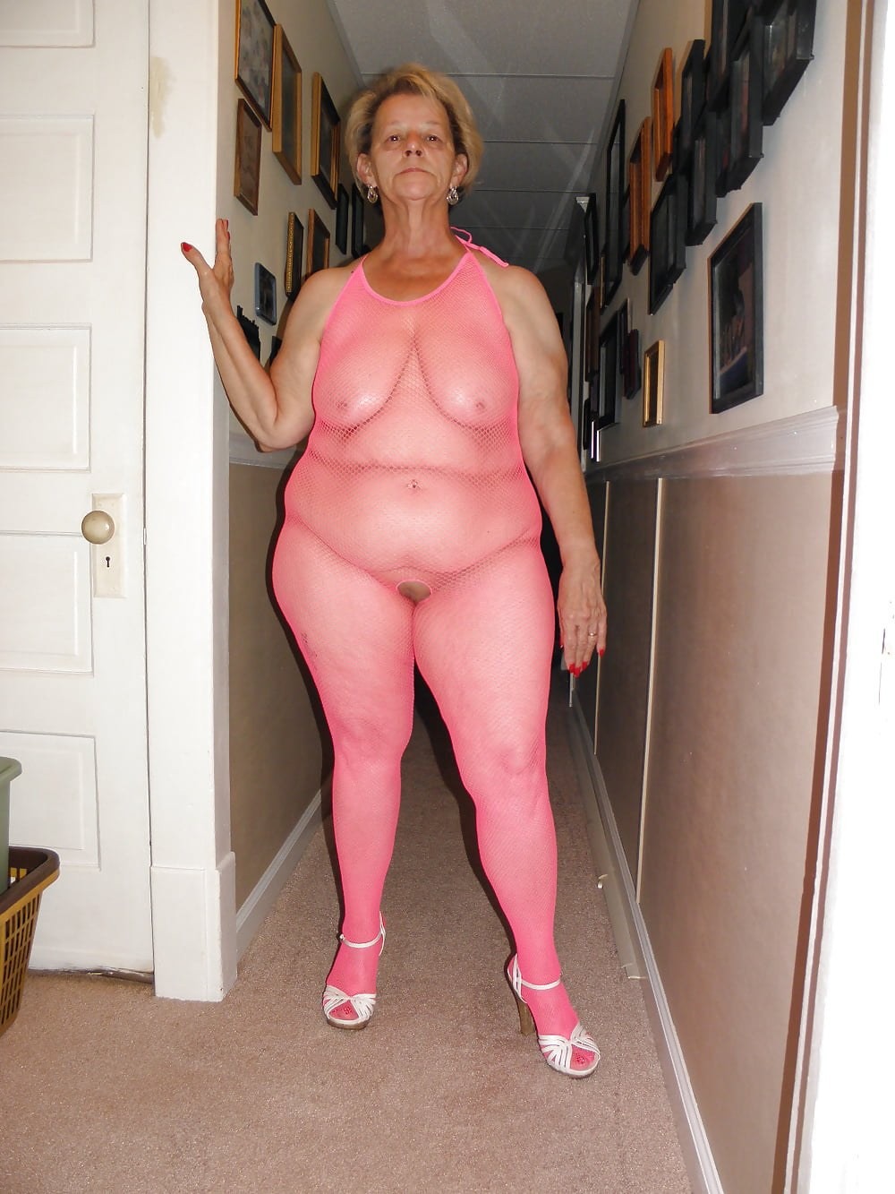 Naked wife with wide hips