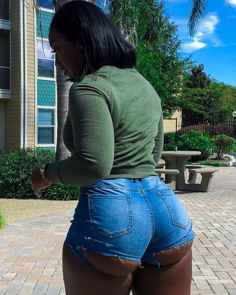 Lena Paul in jeans