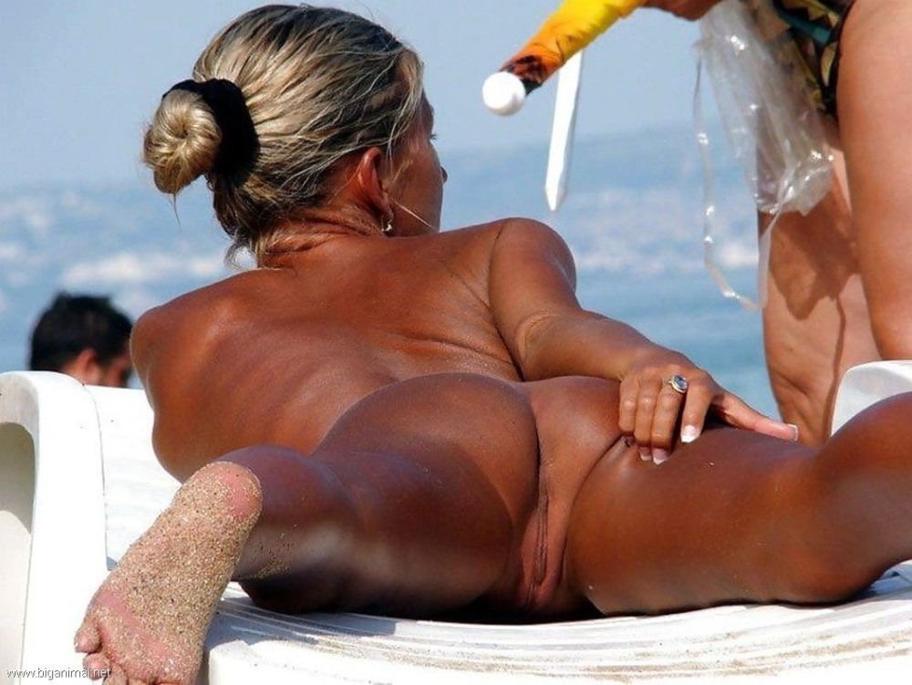 The wife sunbathed without panties 2020