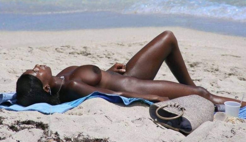 Negro topless on the beach