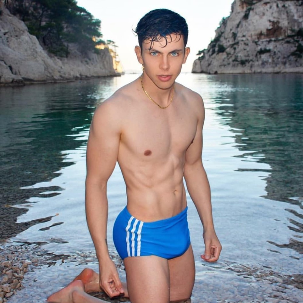 Guy with a chic body twink