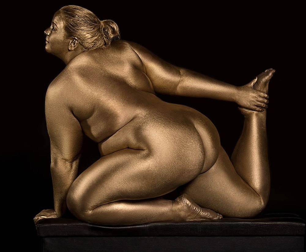 Full girls in the style of nude