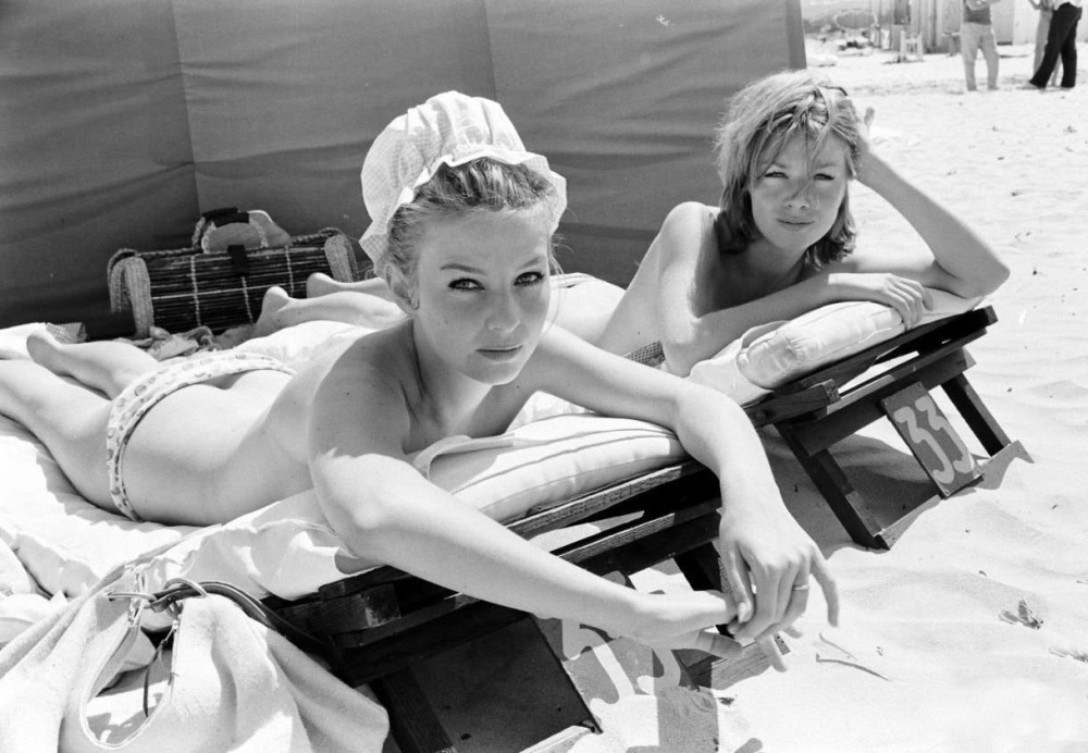 A lot of naked women retro