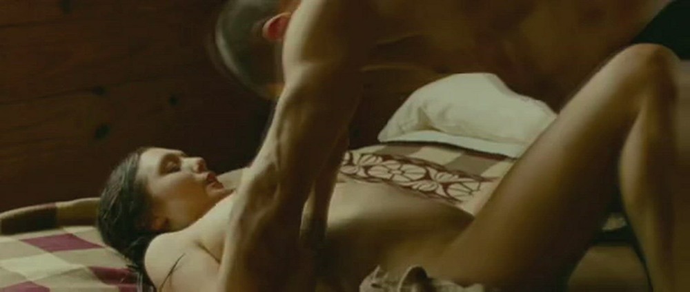 Elizabeth Olsen striptease