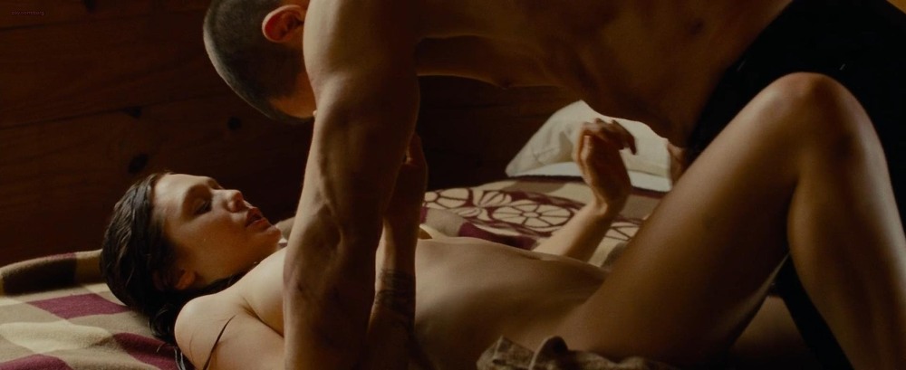 Elizabeth Olsen is naked