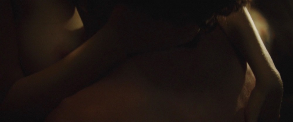 Naked actress Elizabeth Olsen