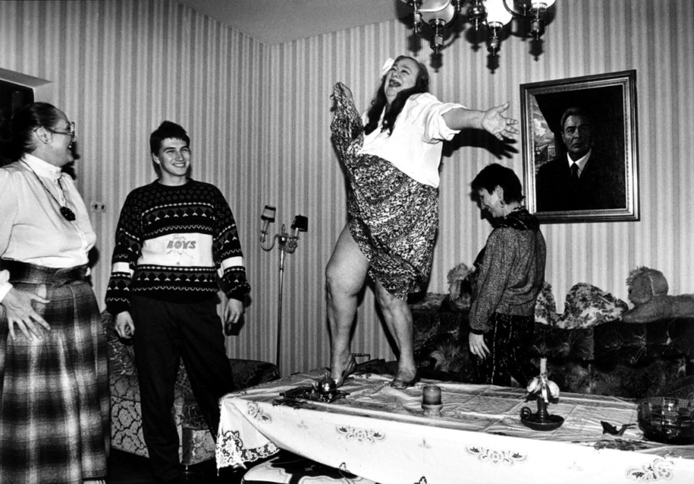 Galina Brezhneva dances on the table