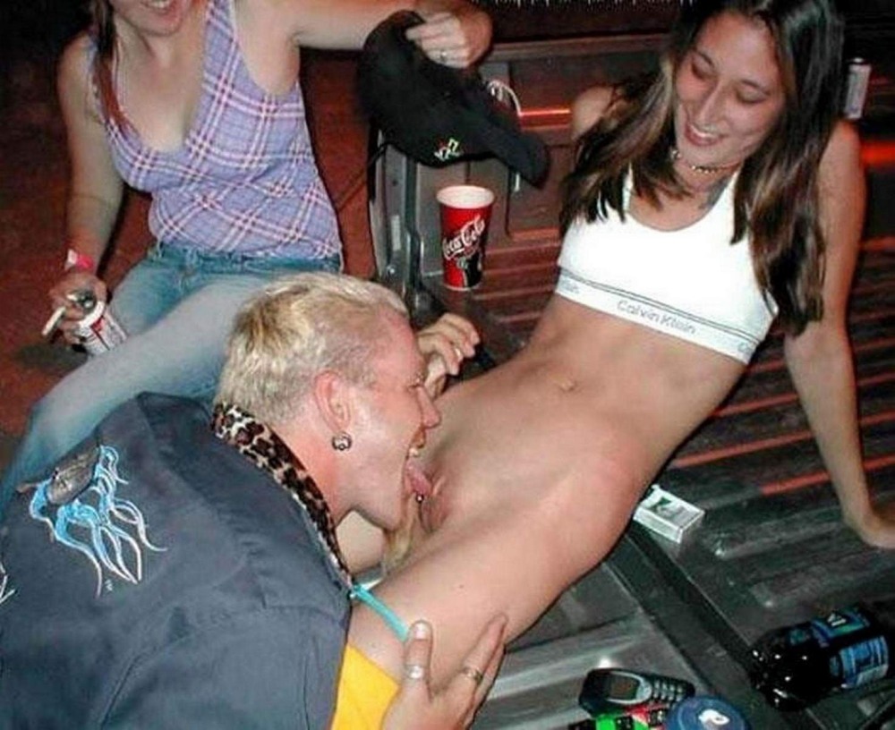 Public cunnilingus