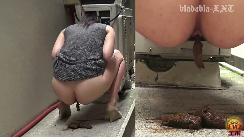 Girl Poo in toilet of University Copro