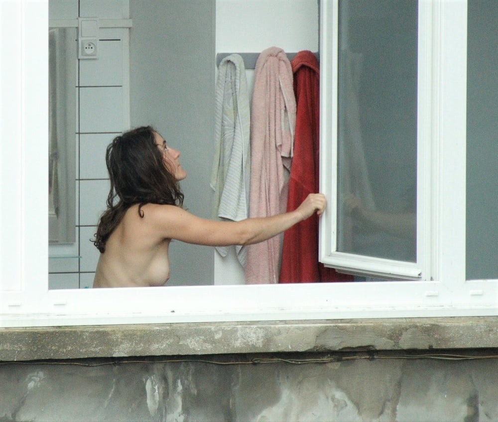 Peeping for naked women