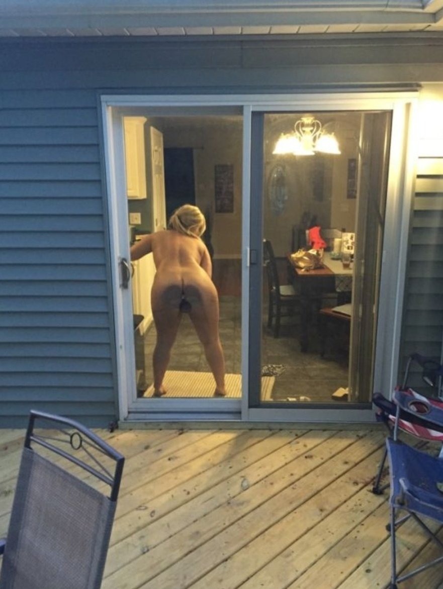 Smokes on the balcony without panties