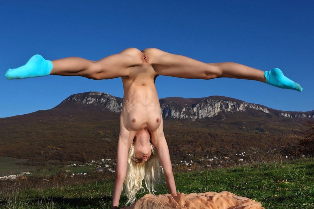 Stream on the head of the nude
