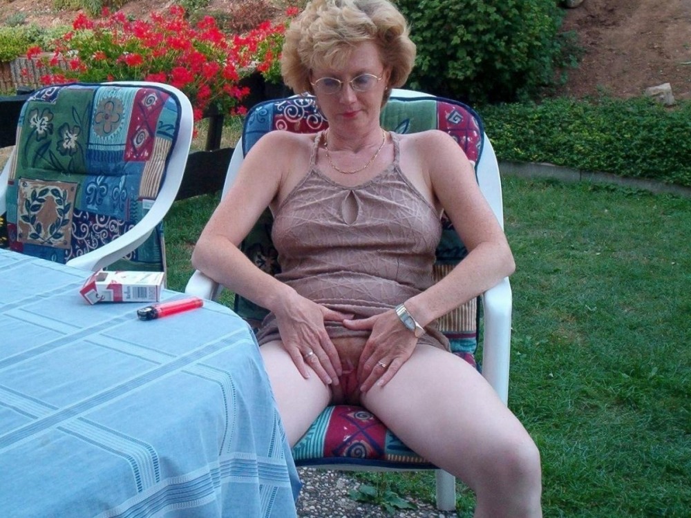 Old women without panties on the beach